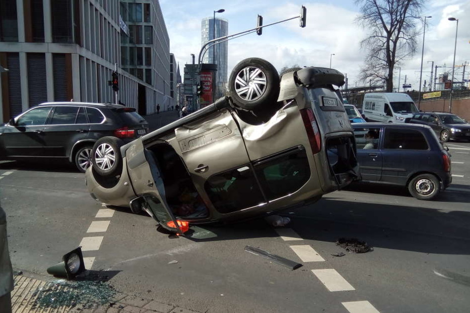 Das Auto hatte sich in Köln-Deutz überschlagen.