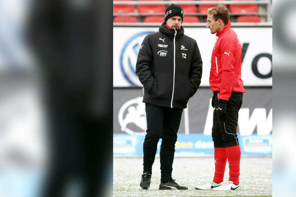 Auch Toni Wachsmuth (r., im Gespräch mit Coach Torsten Ziegner) hat keine Stammplatzgarantie.