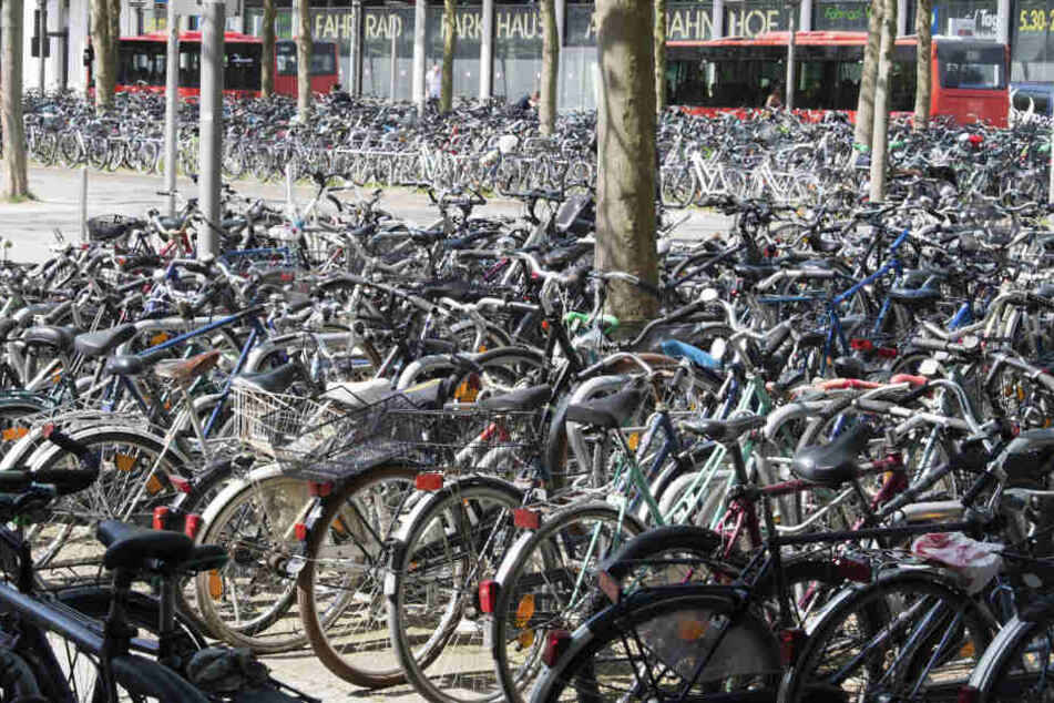 Überfüllt und kein Dach: Viele Radstellplätze sind in Deutschland mangelhaft ausgestattet.
