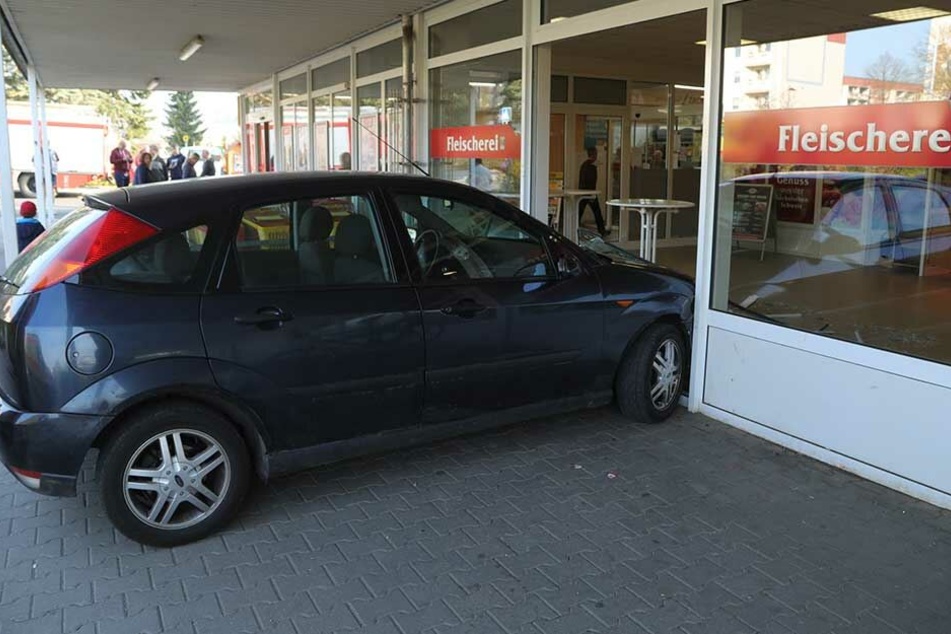 Der Ford steht im Eingangsbereich der Fleischerei.