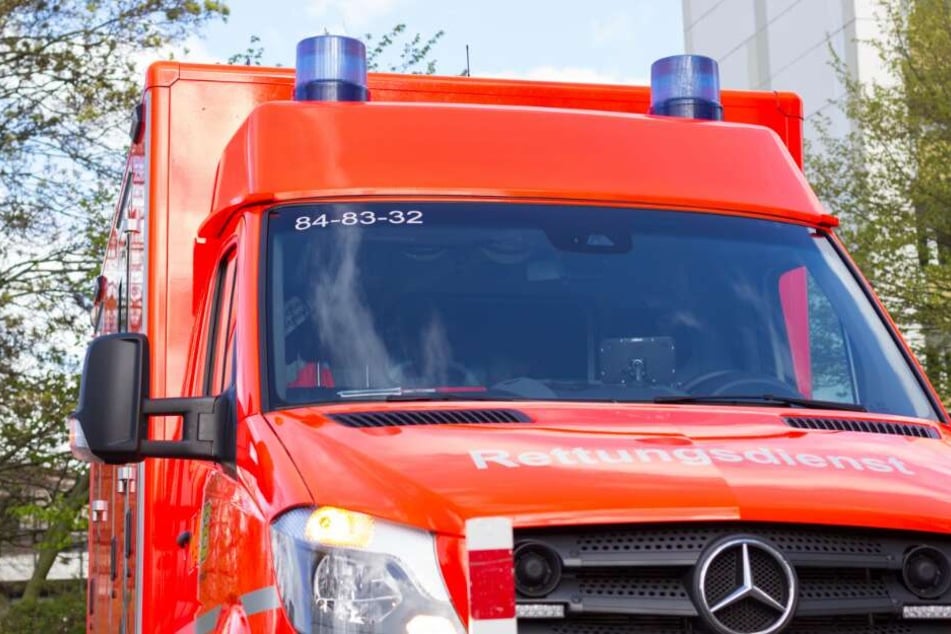 Mit einem Rettungswagen wurde der kleine Junge in eine Spezialklinik nach Hannover gefahren. (Symbolbild)