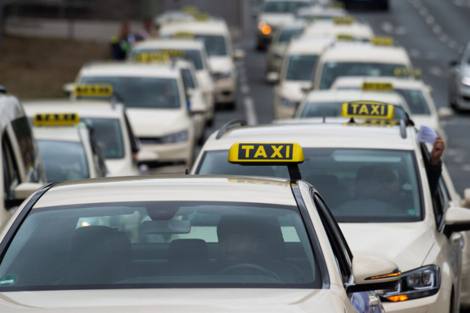 Mit einem Korso wollen die Taxifahrer in Hamburg zur SPD-Zentrale fahren.