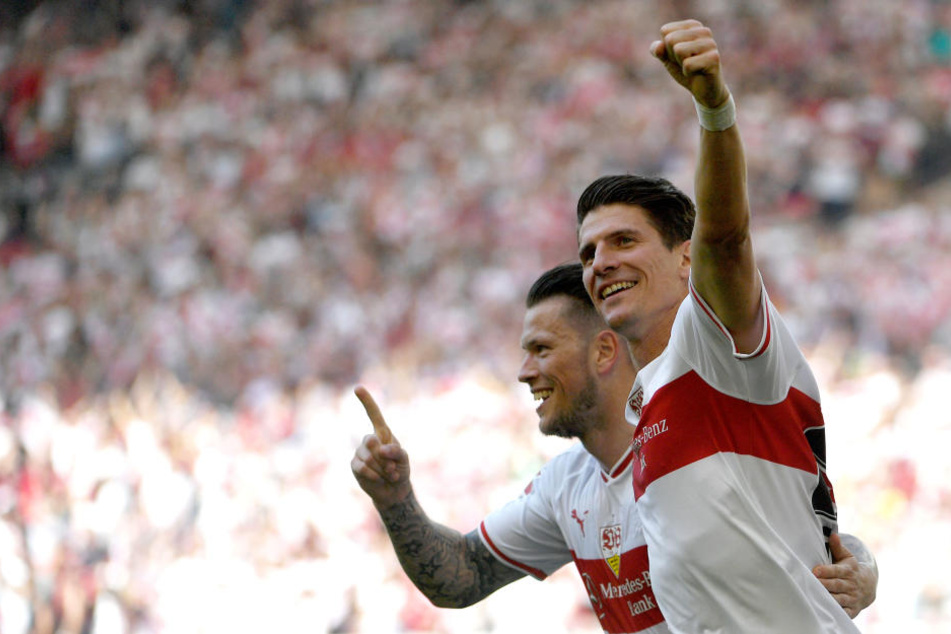 Stuttgarts Mario Gomez (r.) und Daniel Ginczek jubeln nach ihrem Erfolg gegen Hoffenheim.