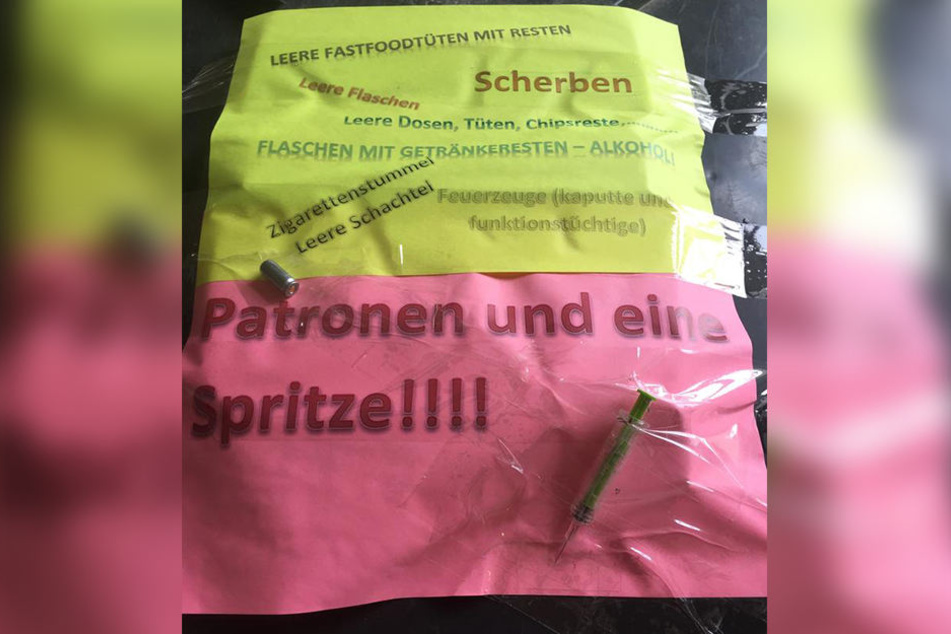 Auf dem Schulhof der Grundschule sammelt sich jede Menge Müll an, der nicht von den Schülern stammt.