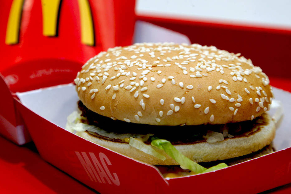 Der klassische Bic Mac. Doch auch bei Lidl gibt es jetzt einen Burger für die Mikrowelle, der dem Kultgericht von McDonalds zumindest optisch ziemlich ähnelt.