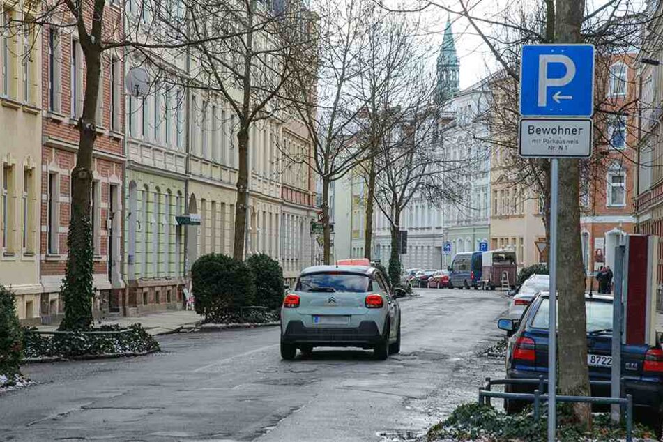 Die Stadt Zwickau will den Verkehr rund um die Rosenwiese - wie hier am Platz der Völkerfreundschaft Ecke Osterweihstraße - mit Tempo-30-Zonen entschleunigen.