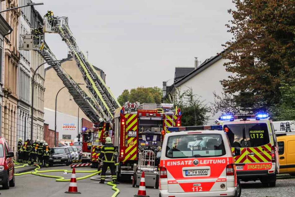 Die Feuerwehr war mehrere Stunden mit den Folgen des Feuers beschäftigt.