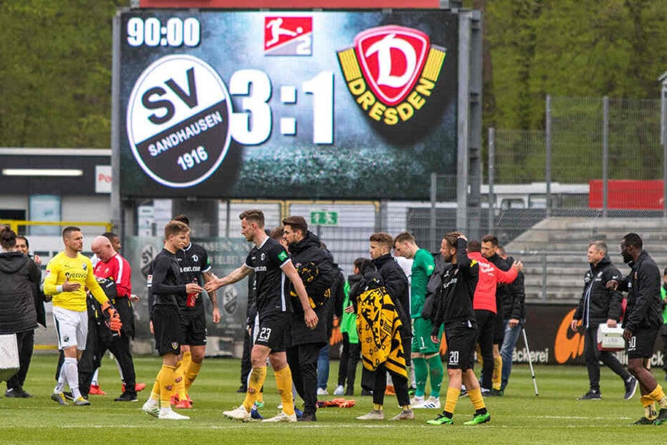 Dick und fett stand es über den Köpfen geschrieben: Dynamo Dresden verlor in Sandhausen mit 1:3. Mit gesenkten Köpfen schlichen die Spieler bedient vom Platz.
