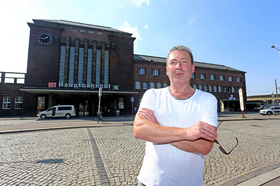 Jens Heinzig (54), Chef der SPD-Fraktion im Stadtrat vor dem Bahnhofsgebäude. Er will künftig eine durchgehende Tramlinie.