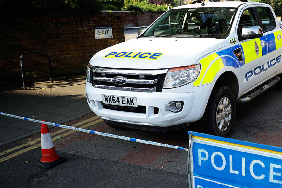 Ein Polizeiauto der steht auf einer abgesperrten Straße. Wie Scotland Yard mitteilte, wurden in einer Wohnung in London Bomben gefunden. (Symbolbild)