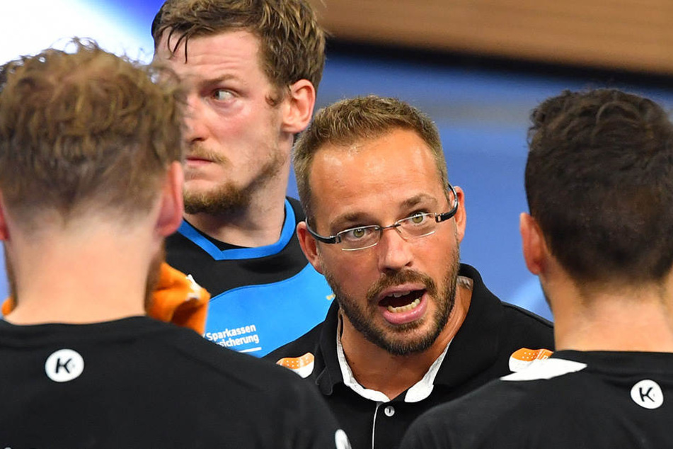 Elbflorenz-Trainer Christian Pöhler redet in einer Auszeit auf seine Männer ein. Viel musste er nicht bemängeln.
