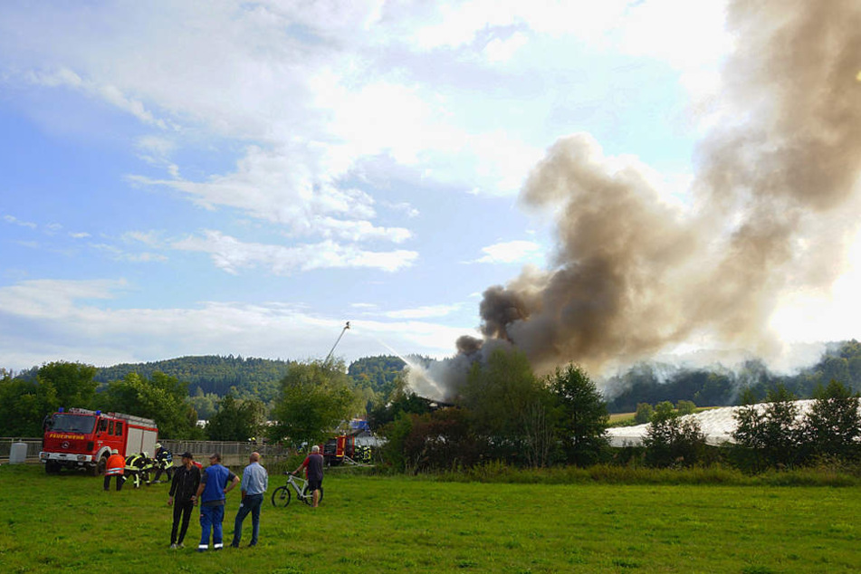 Laut Polizei sei der Rauch immer noch gesundheitsschädlich.