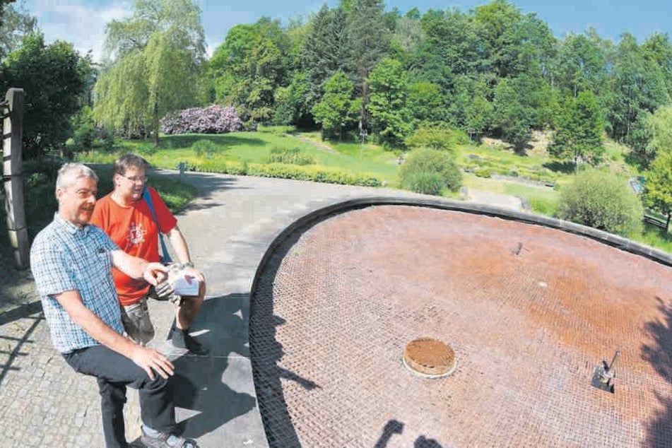 Akuter Wassermangel: Der Jonsdorfer Bauamtsleiter Reinhard Vogt (vorn)
inspizierte den ausgetrockneten Brunnen.