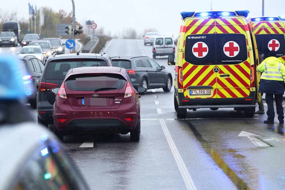 Rettungskräfte eilten zur Unfallstelle herbei.