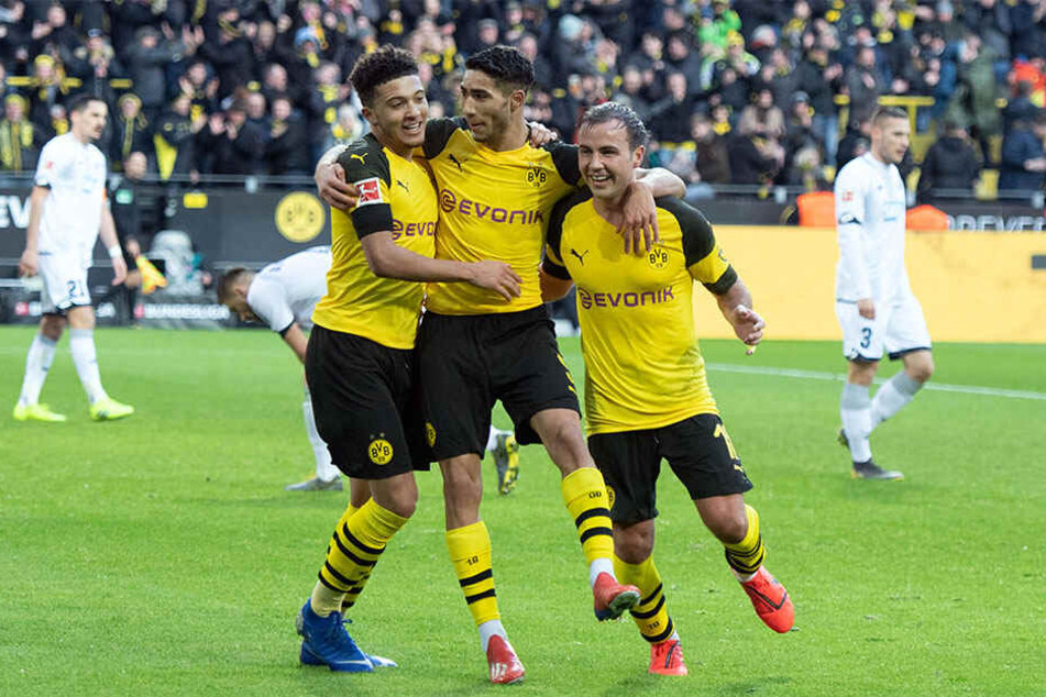 Die BVB-Profis Sancho (li.), Hakimi (mi.) und Götze (re.) jubeln gemeinsam nach einem Treffer für die Schwarz-Gelben.