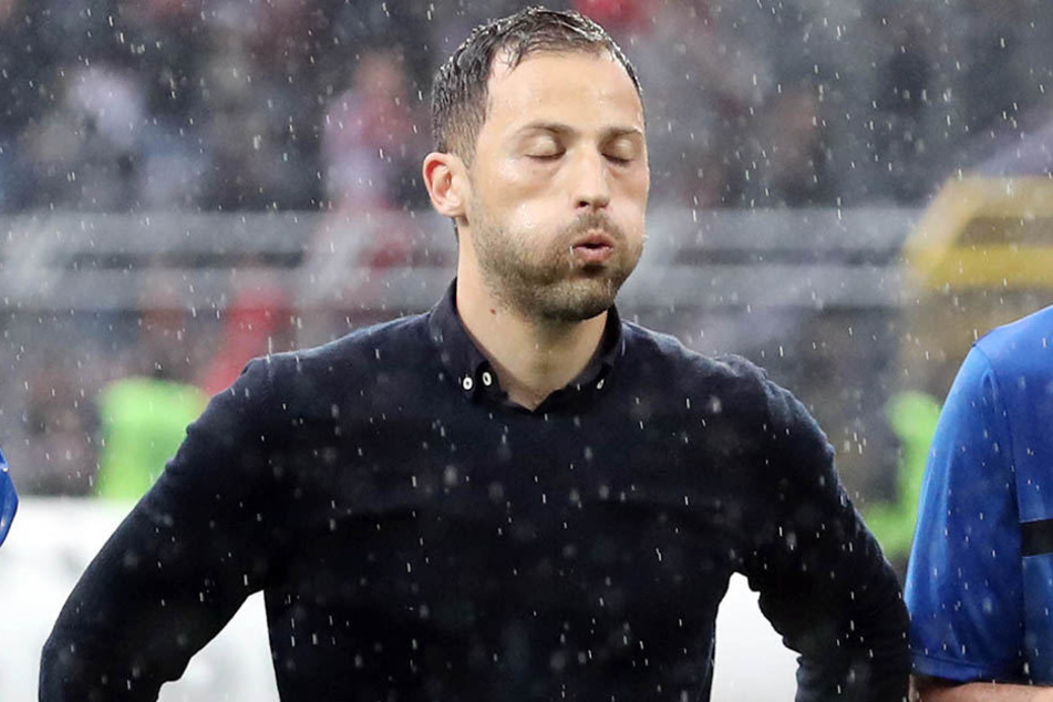 Einmal gaaanz tief durchpusten: Aues Trainer Domenico Tedesco ist die Erleichterung anzusehen.