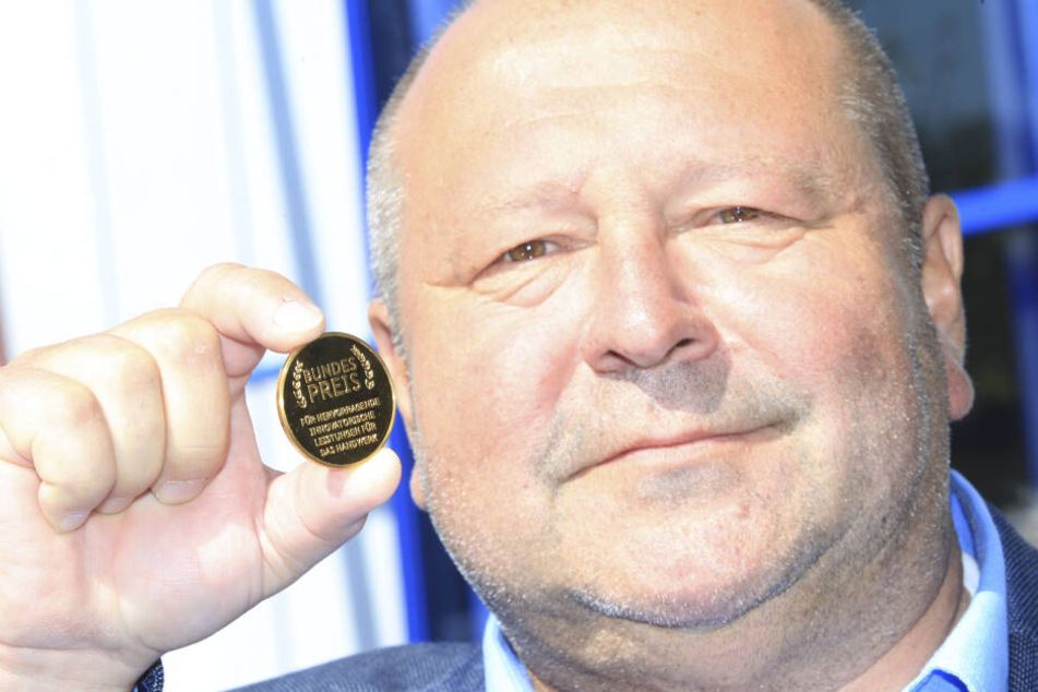 Kleine Plakette, große Ehre: Firmenchef Klaus Büttner (62) freut sich über den Bundespreis.