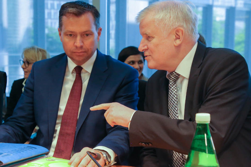 Stephan Mayer (l.) hat sich zu den Übergriffen in Amberg positioniert. (Archivbild)