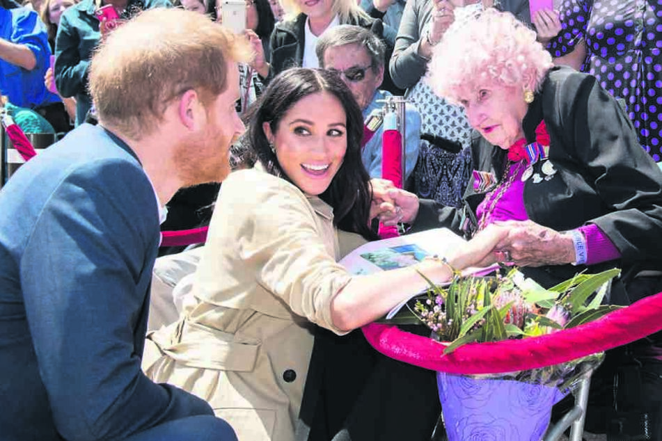 Eine wahrhaft rührende Begegnung. Daphne Dunne (98) ist ein riesiger Fan von Prinz Harry. Nun durfte sie endlich seine Frau kennenlernen.