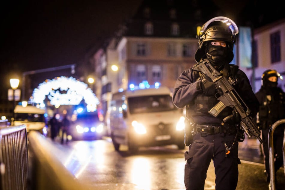 Straßburg, 11. Dezember 2018: Polizisten sichern den Eingang zur Altstadt.