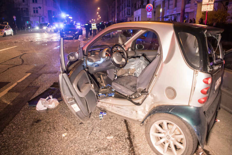 Der Smart wurde bei dem Unfall schwer beschädigt.