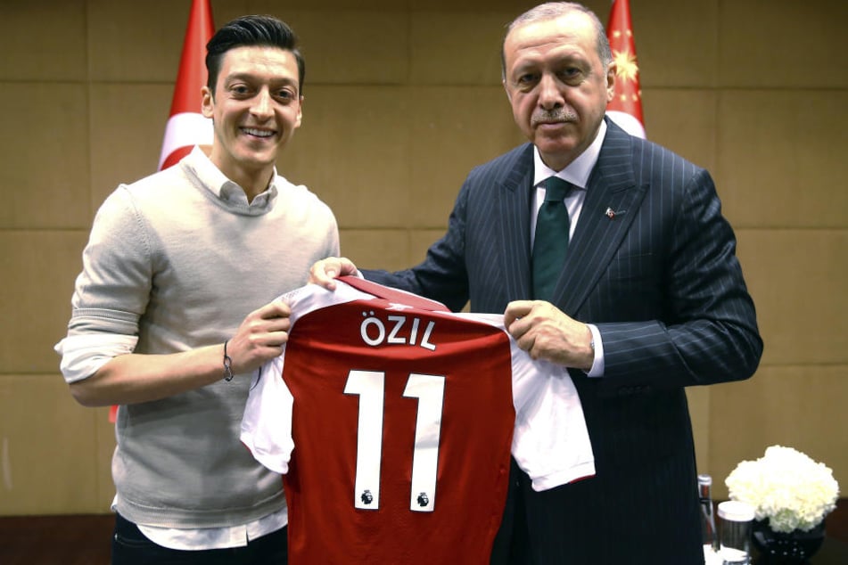 Mesut Özil (l.) überreichte Recep Tayyip Erdogan ein Trikot.