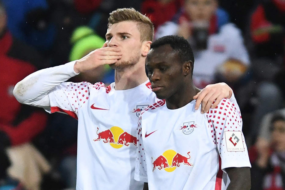Stürmer Timo Werner (l.) wird laut RB-Sportdirektor Ralf Rangnick auch nächste Saison für RB Leipzig spielen.