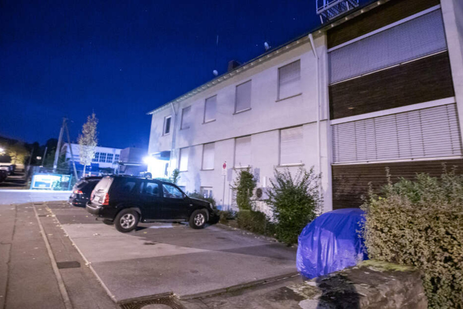 In diesem Haus geraten die zwei Männer in Streit.