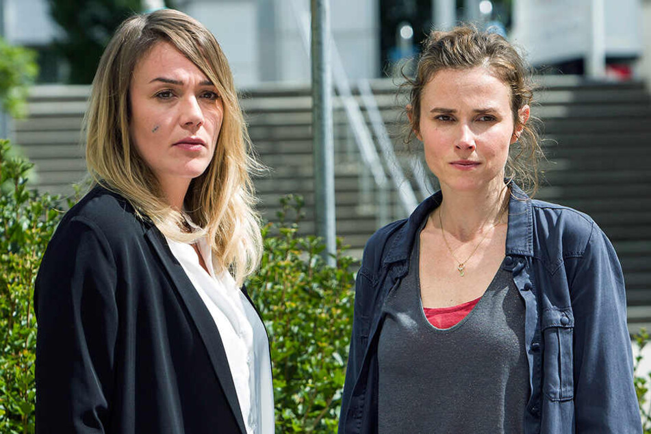 Die Kommissarinnen Henni Sieland (Alwara Höfels, l) und Karin Gorniak (Karin Hanczewski) in einer Szene des "Tatort: Deja-vu".