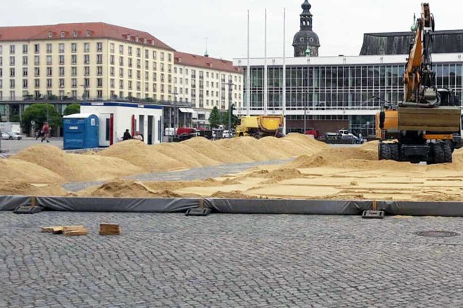 Auf dem Altmarkt wird seit Dienstag jede Menge Sand aufgeschüttet.