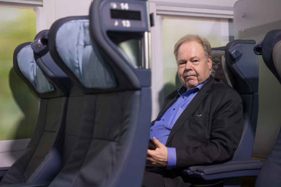 Peter Naumann, Ehrenvorsitzender des Fahrgastverbandes Pro Bahn, sitzt in neu gestalteten Sitzen des ICE.