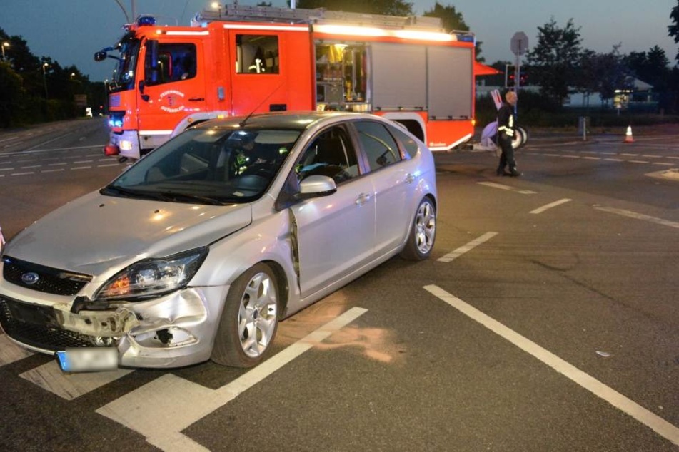 Der Ford Focus der 40-jährigen Mutter blieb auf der Kreuzung stehen.