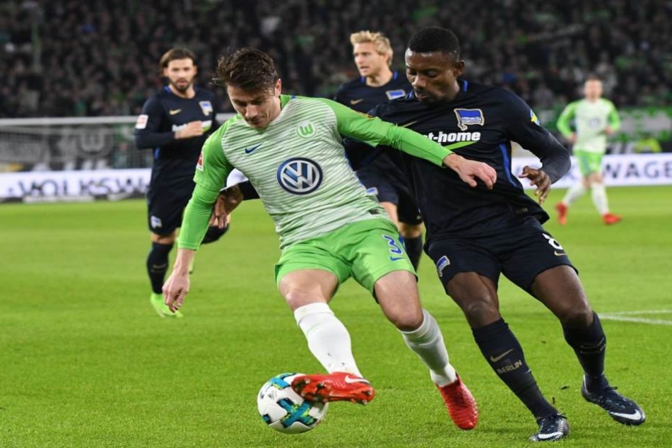 Wolfsburgs Paul Verhaegh (l) und Herthas Salomon Kalou kämpfen um den Ball.