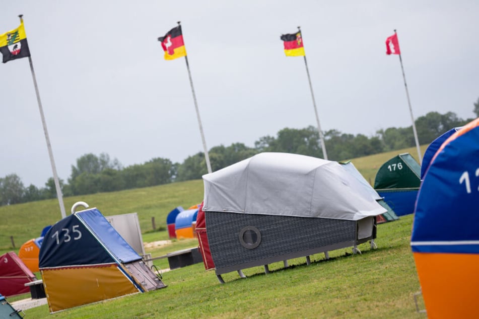 Eine wetterfeste Abdeckung schützt den Schlafstrandkorb.