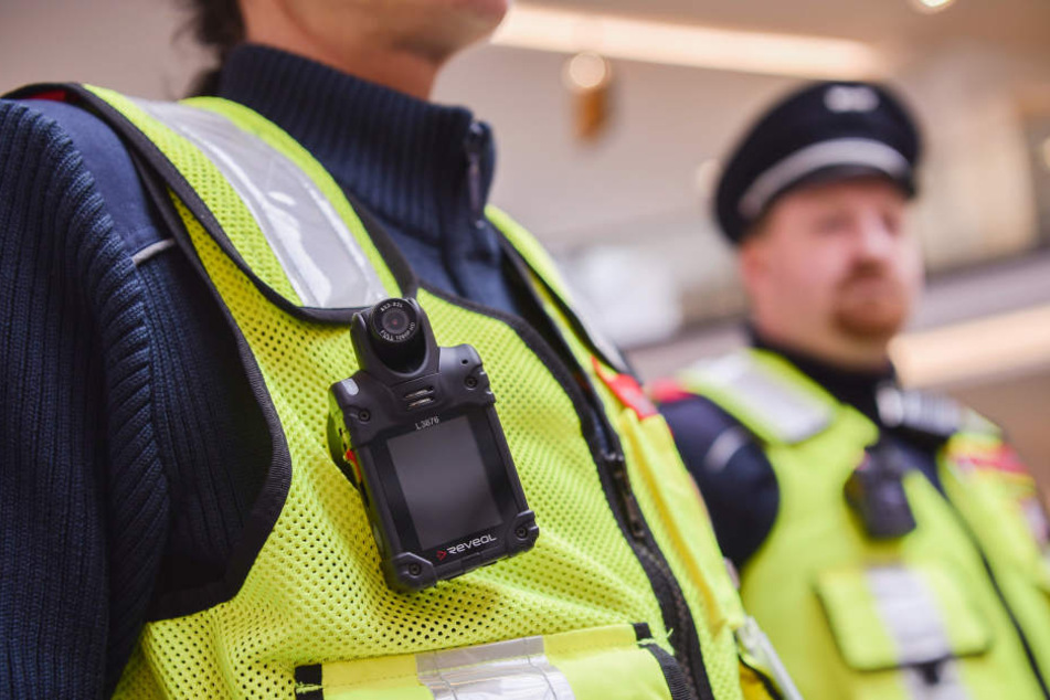 Die Bodycams wurden am Kölner Hauptbahnhof getestet, jetzt will die Deutsche Bahn sie landesweit in NRW einsetzen.
