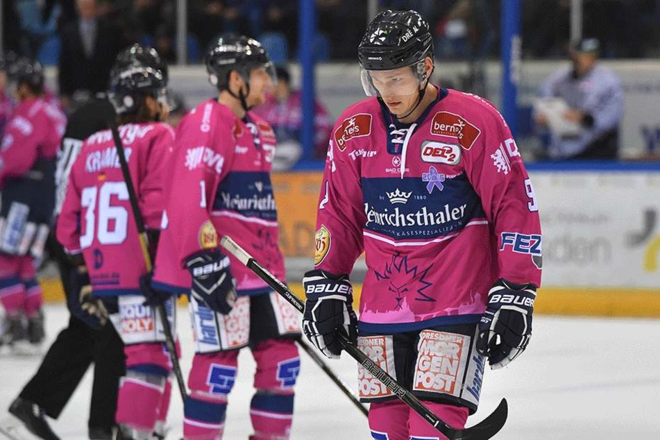 Geschlagen schlichen die Eislöwen nach dem Spiel vom Eis.