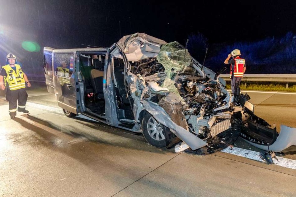 Der Renault wurde völlig demoliert, sieben Menschen verletzt.