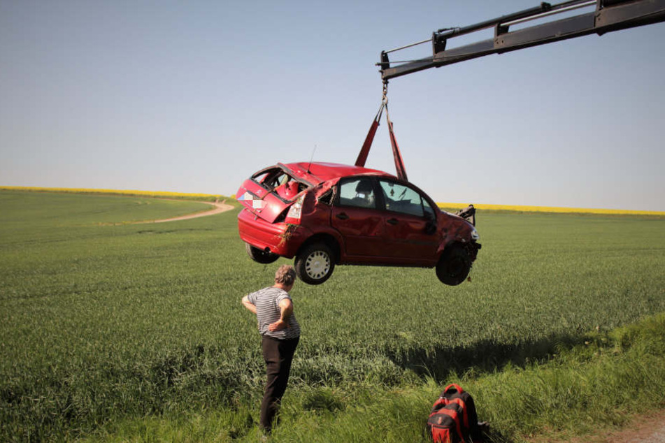 Mit einem Kran musste das Auto aus dem Feld geholt werden.