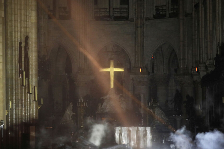 Das Innere der Kirche während des Brandes.