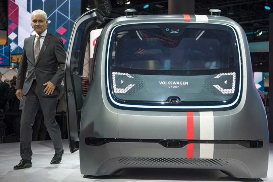 VW-Boss Matthias Müller kam zur IAA im voll autonom fahrenden Sedric.