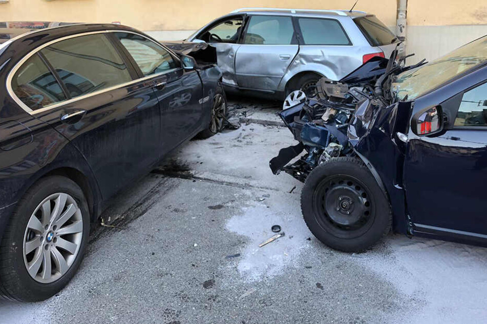 Bei dem Unfall wurden zwei Personen schwer verletzt.