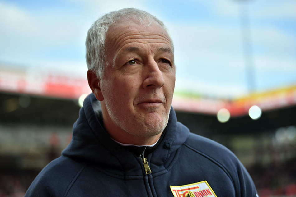 André Hofschneider (47) kann nach dem 2:2 gegen Jahn Regensburg nicht zufrieden sein.