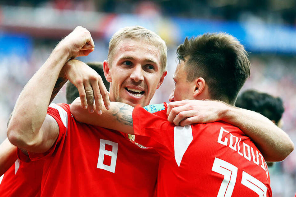 Yuri Gazinsky (l.) erzielte das erste Tor der WM 2018 und köpfte Russland in Führung. Vorarbeiter Aleksandr Golovin herzt seinen Mitspieler.