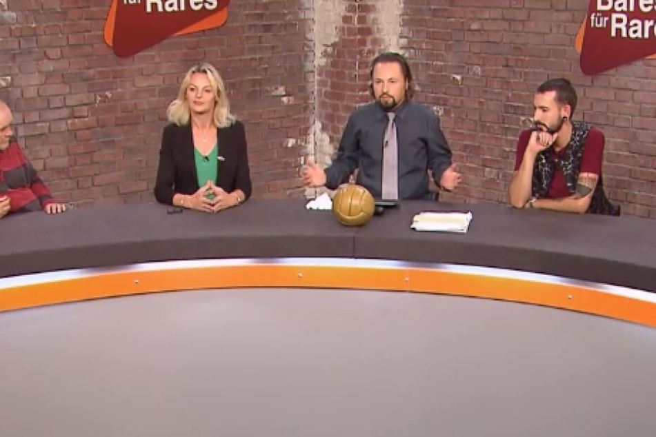 Die Händler bei Bares für Rares begutachten den Ball.