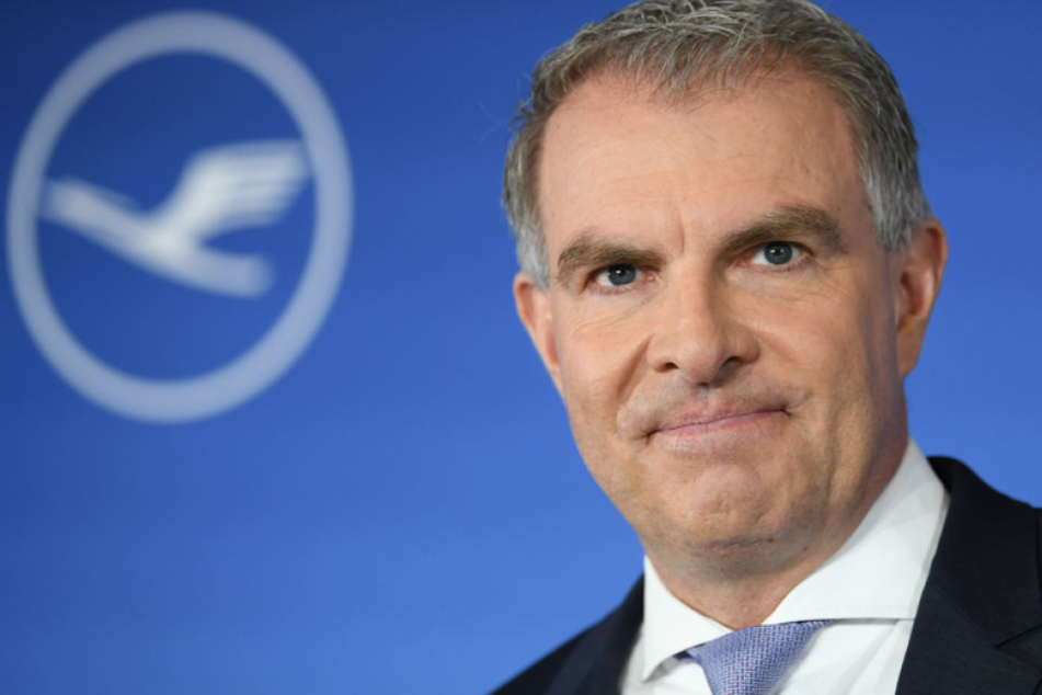 Lufthansa-Chef Carsten Spohr droht Flughafenbetreiber Fraport mit weiteren Kapazitätsverlagerungen.