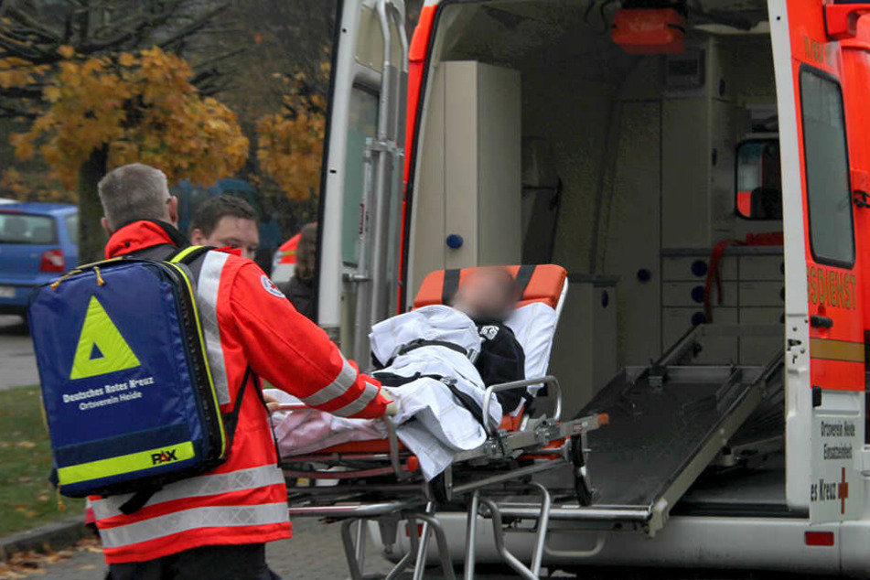 Nachdem er im Hauptbahnhof Krampfanfälle erlitt, sollte ein Mann (30) in ein Krankenhaus gebracht werden. Im Rettungswagen randalierte er jedoch und griff Sanitäter an. (Symbolbild)