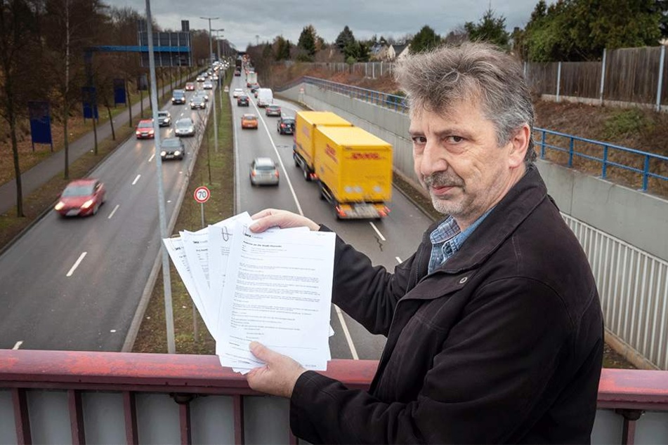 Auto an Auto auf der Neefestraße: Uwe Schaarschmidt (55) hat eine Petition für mehr Lärmschutz im Rathaus eingereicht. 60 Anwohner haben unterschrieben.