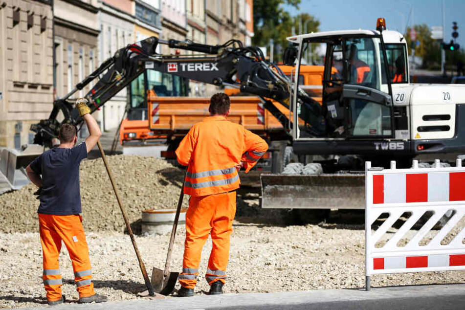 Die Baggerschaufel traf den 60-Jährigen am Kopf und stieß ihn dadurch von der 1,50 Meter hohen Laderampe herunter. (Symbolbild)
