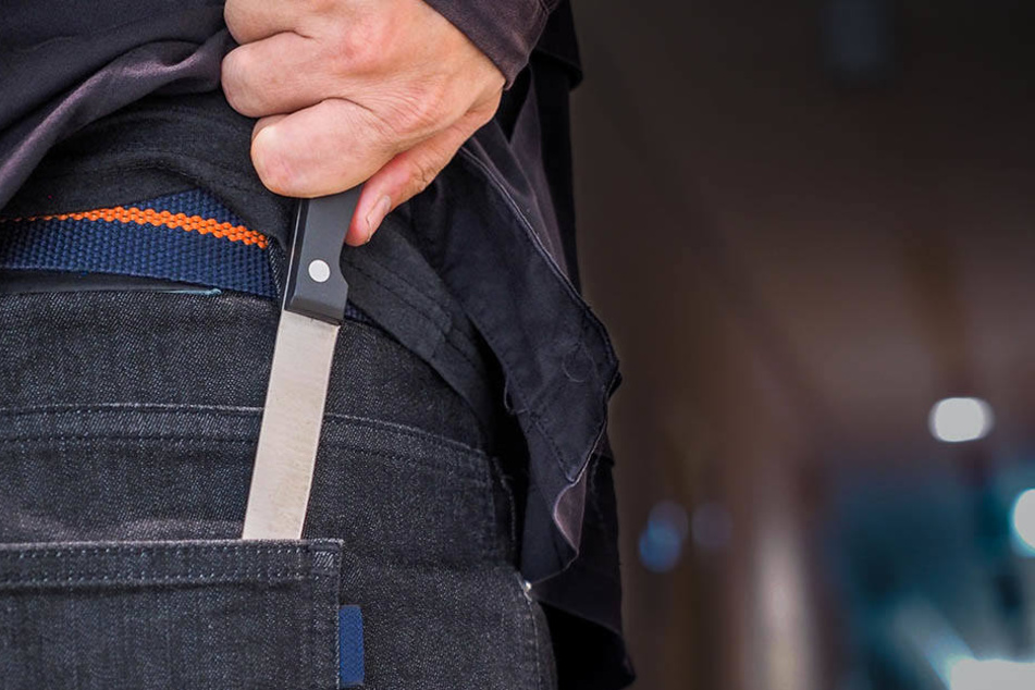 Die verbale Auseinandersetzung eskalierte, der 30-jährige zückte ein Messer und stach auf seinen Kontrahenten ein (Symbolbild).