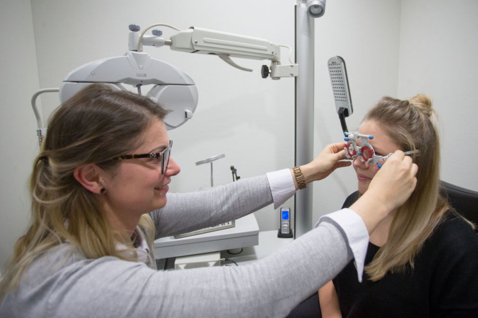 Augenoptikerin Monique Bretschneider (34) passt bei Fielmann immer häufiger Kindern und Jugendlichen eine Brille an.